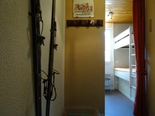 une porte menant à une chambre avec une cuisine dans l'établissement Studio 6 pers avec casier à skis, proche pistes - FR-1-602-57, à Arette