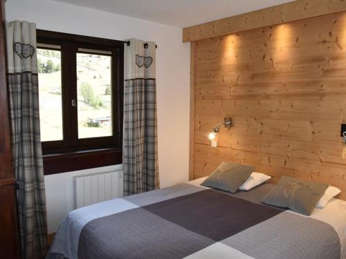 En eller flere senge i et værelse på Appartement cosy avec balcon et parking à Montgenèvre - FR-1-266-150