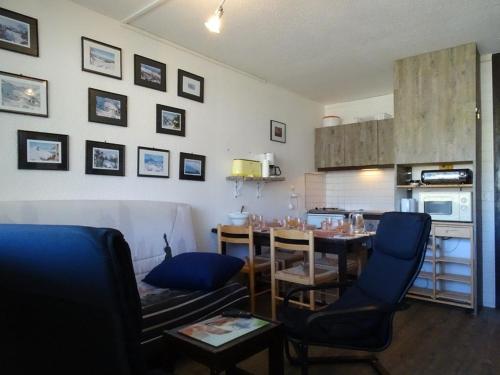 un salon avec une table et une cuisine dans l'établissement Appartement familial 6 pers avec balcon et accès direct aux pistes - FR-1-602-79, à Arette