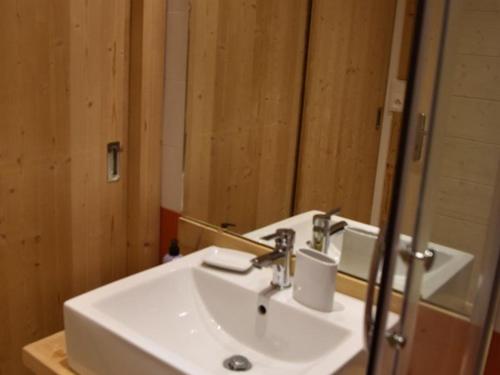 Et badeværelse på Appartement cosy avec balcon et parking à Montgenèvre - FR-1-266-150