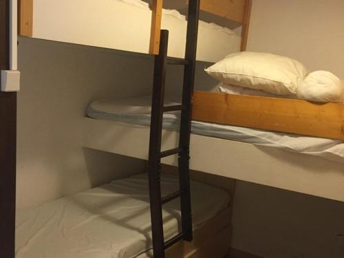 une échelle menant à un lit superposé dans une chambre dans l'établissement Studio 4 pers, accès direct pistes, parking gratuit - FR-1-602-50, à Arette