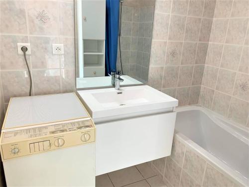 a bathroom with a sink and a bath tub at Studio Quiberon, 1 pièce, 4 personnes - FR-1-478-184 in Quiberon