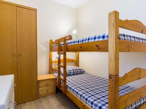 Pokój z łóżkiem piętrowym i 2 łóżkami piętrowymi w obiekcie Appartement Barèges, 3 pièces, 6 personnes - FR-1-403-96 w mieście Barèges
