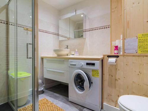 y baño con lavadora y lavamanos. en Appartement Barèges, 3 pièces, 6 personnes - FR-1-403-96, en Barèges