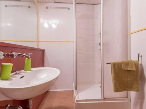 uma casa de banho com um lavatório e um chuveiro em Appartement Montgenèvre, 2 pièces, 6 personnes - FR-1-330D-7 em Montgenèvre