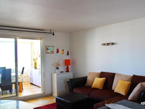 un salon avec un canapé et une table dans l'établissement Spacieux T4 climatisé avec parking au cœur de Rochelongue - FR-1-607-29, au Cap d'Agde