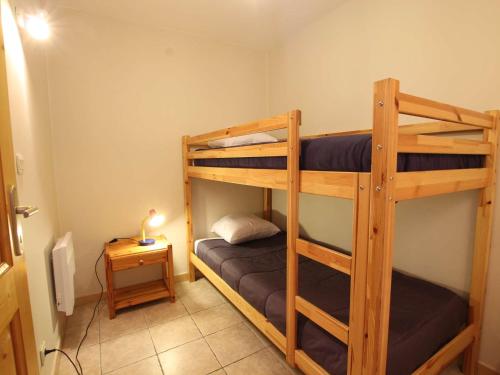 a bedroom with two bunk beds in a room at Bel appartement lumineux 54m², 3 pièces, 6 pers., coeur de Montgenèvre, animaux acceptés, balcon. - FR-1-330D-12 in Montgenèvre