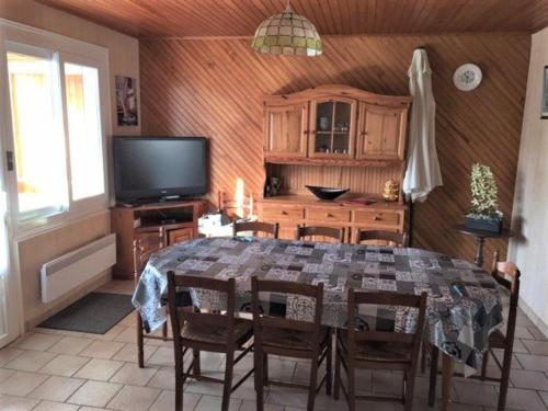 Photo de la galerie de l'établissement Villa mitoyenne proche plage, 4 pers, 2 ch, terrasse, animaux acceptés - FR-1-379-123, à Vieux-Boucau-les-Bains