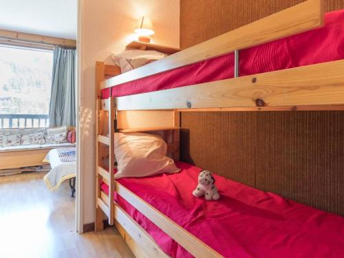 - une chambre avec 2 lits superposés avec un ours en peluche sur le lit dans l'établissement Studio cosy avec balcon sud, 3 couchages, Montgenèvre, skis aux pieds, Wifi et ménage inclus - FR-1-330D-14, à Montgenèvre