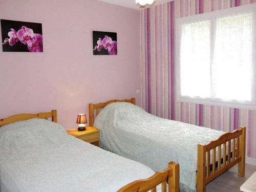 deux lits jumeaux dans une chambre avec fenêtre dans l'établissement Maison 2** avec Jardin, Terrasse et Parking Privé à 800m de la Plage de Trestraou, Perros-Guirec - FR-1-542-23, à Perros-Guirec