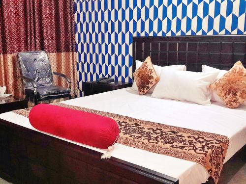 Hotel Rose One Lahoreにあるベッド