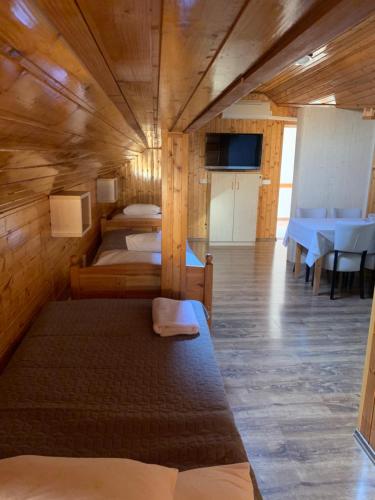 una camera con 4 letti in una cabina di legno di Nimród Hotel és Ètterem a Mosonmagyaróvár