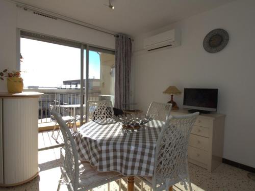 Photo de la galerie de l'établissement Appartement T2 à Balaruc-les-Bains avec parking, climatisation et WiFi - FR-1-553-40, à Balaruc-les-Bains