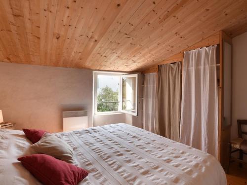 a bedroom with a large white bed with a window at Maison de Charme avec Cour, 2 Chambres, Cuisine Équipée, Proche Village St Clément des Baleines - FR-1-434-74 in Saint-Clément-des-Baleines