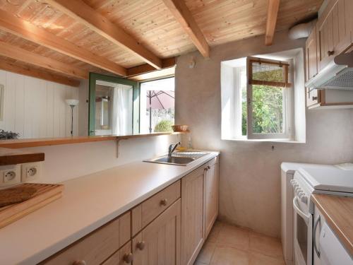 une cuisine avec un évier et une fenêtre dans l'établissement Maison Saint-Clément-des-Baleines, 3 pièces, 4 personnes - FR-1-434-74, à Saint-Clément-des-Baleines