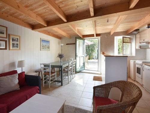 un salon avec un canapé et une table dans l'établissement Maison de Charme avec Cour, 2 Chambres, Cuisine Équipée, Proche Village St Clément des Baleines - FR-1-434-74, à Saint-Clément-des-Baleines