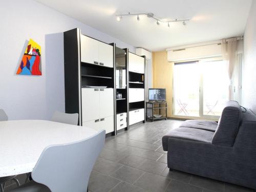 un salon avec un canapé et une table dans l'établissement Spacieux T2 à Balaruc-les-Bains, cuisine séparée, climatisation, WiFi, proche Thermes - FR-1-553-51, à Balaruc-les-Bains