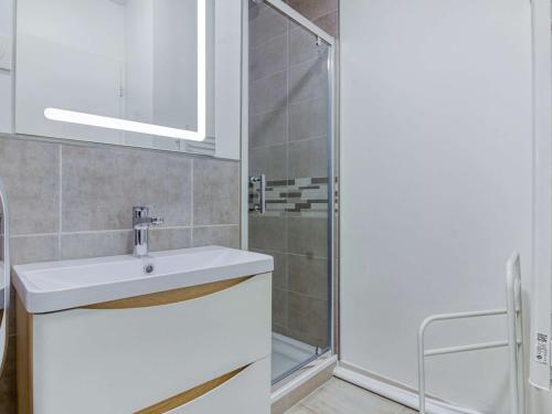une salle de bain avec un lavabo et une douche dans l'établissement Studio 4 pers - Pied télécabines - Parking - Équipé - WIFI - FR-1-401-208, à Cauterets