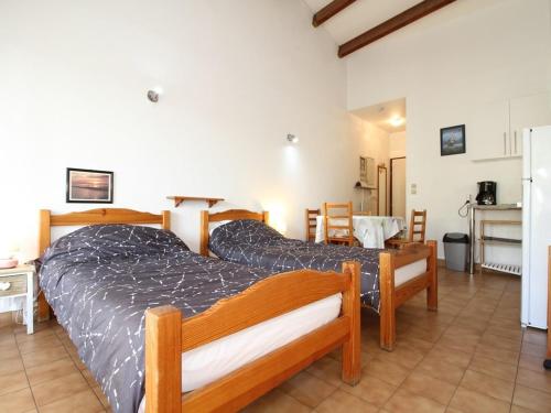 Grand Studio Climatisé avec Terrasse et Parkings, Proche des Thermes - FR-1-553-106