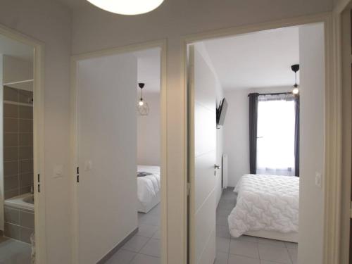 a white bedroom with a bed and a bath tub at Appartement lumineux 4P/8 pers, 2 terrasses, parking privé, cœur de Briançon - FR-1-330C-119 in Briançon