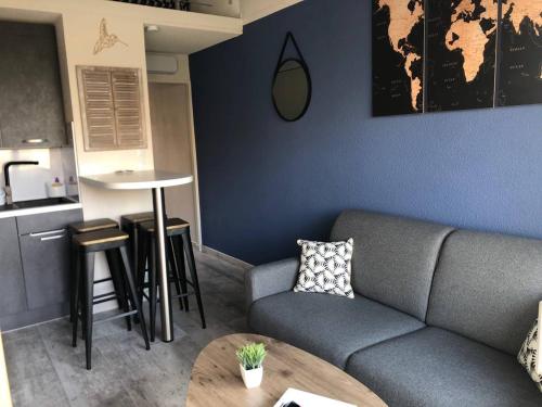 un salon avec un canapé et une table dans l'établissement Appartement T2 Mezzanine, 4 pers, proche plage, parking privé - FR-1-81-538, au Barcarès
