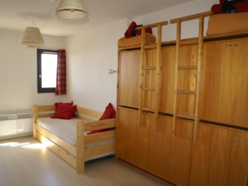 1 dormitorio con litera y armarios de madera en Appartement Les Adrets-Prapoutel, 1 pièce, 3 personnes - FR-1-557-80, en Les Adrets