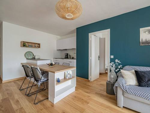 une cuisine et un salon avec une table et des chaises dans l'établissement Bénodet : Appartement rénové face mer, 100m de la plage, parking privé, balcon, 3 étoiles, 4 pers. - FR-1-481-80, à Bénodet