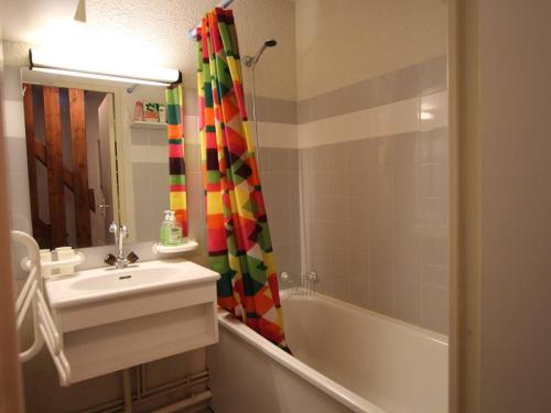 une salle de bain avec un lavabo et un rideau de douche dans l'établissement Montgenèvre : Duplex 6 pers, skis aux pieds, proche centre, vue ouest, parking inclus, animaux acceptés - FR-1-330D-113, à Montgenèvre