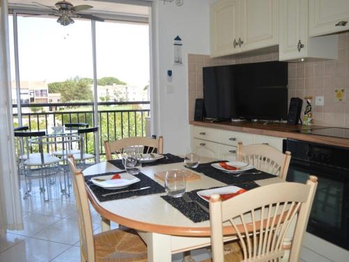 Photo de la galerie de l'établissement Confortable 2 pièces avec parking privé et terrasse - Saint-Cyprien - FR-1-225D-116, à Saint-Cyprien