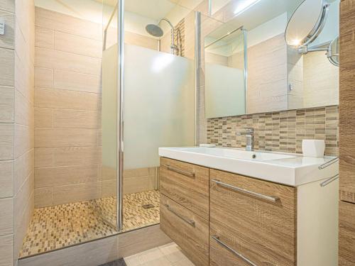 une salle de bain avec un lavabo et une douche dans l'établissement T3 climatisé à 50m de la plage avec loggia et parking - FR-1-610-69, au Lavandou