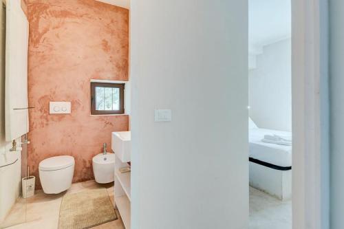 ファザーノにあるTorretta Macramè by Raro Villasのバスルーム(トイレ、洗面台付)