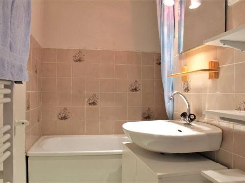 a bathroom with a sink and a bath tub at Appartement Risoul, 2 pièces, 4 personnes - FR-1-330-525 in Risoul