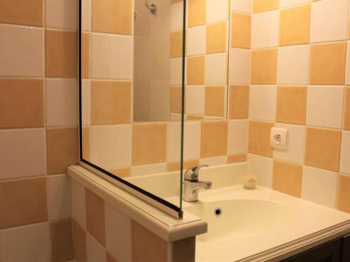 La salle de bains est pourvue d'un lavabo et d'un miroir. dans l'établissement Appartement cocooning à Vars : 4/5 pers, piscine, pied des pistes, parking inclus - FR-1-330B-177, à Vars