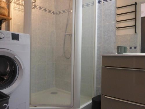 une douche dans une salle de bain avec machine à laver dans l'établissement Appartement 5 couchages avec accès direct à la plage et garage - Saint-Gilles-Croix-de-Vie - FR-1-224-769, à Saint-Gilles-Croix-de-Vie