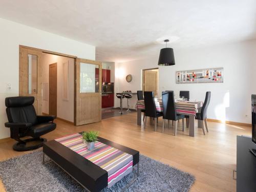 - un salon avec une table et des chaises noires dans l'établissement Superbe appartement pour 6 avec terrasse, jardin privé, Wi-Fi gratuit et parkings - Saint-Lary Centre - FR-1-296-320, à Saint-Lary-Soulan