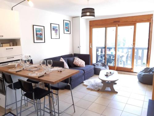 un salon avec un canapé bleu et une table dans l'établissement Studio 4 pers - Saint Lary Soulan, WiFi, proche pistes - FR-1-457-298, à Saint-Lary-Soulan
