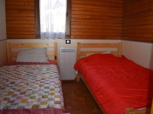 une chambre avec deux lits et une fenêtre dans l'établissement Chalet 4 pièces - Jardin clôturé - Terrasse vitrée - Font-Romeu - FR-1-580-39, à Font-Romeu-Odeillo-Via