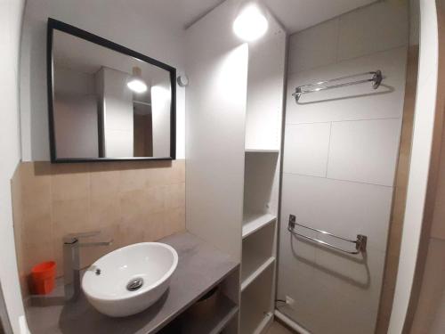 ein Badezimmer mit Waschbecken und Spiegel in der Unterkunft Studio 4 pers - Saint Lary Soulan, WiFi, proche pistes - FR-1-457-298 in Saint-Lary-Soulan