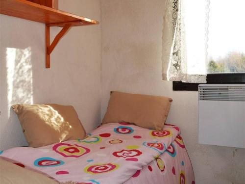 Una cama con una manta de colores en un dormitorio en Studio Bolquère-Pyrénées 2000, 1 pièce, 3 personnes - FR-1-592-25, en Bolquere Pyrenees 2000