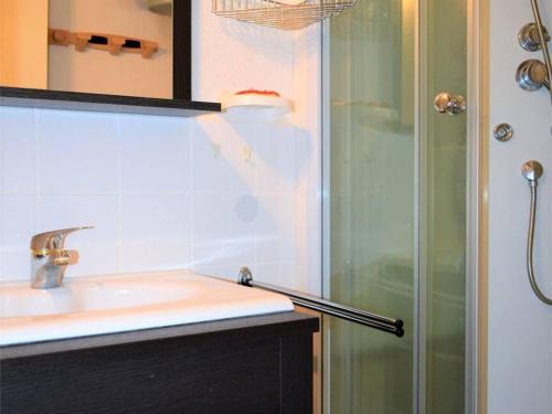 une salle de bain avec un lavabo et une douche dans l'établissement Studio Cabine Cosy Proche des Pistes - Sud-Ouest, Équipé pour 3 Pers., Animaux Acceptés - FR-1-592-25, à Bolquère-Pyrénées 2000