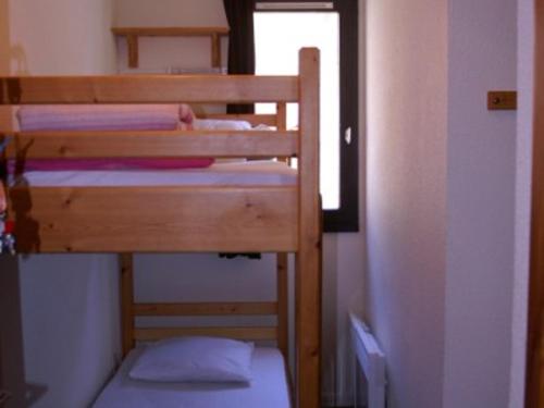 a couple of bunk beds in a small room at Appartement Le Pleynet, 1 pièce, 4 personnes - FR-1-557A-15 in La Ferrière