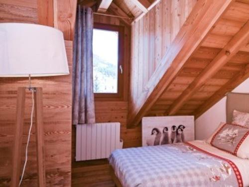 une chambre avec un lit et une fenêtre dans l'établissement Superbe duplex 4 pièces avec wifi et garage - FR-1-266-158, à Montgenèvre