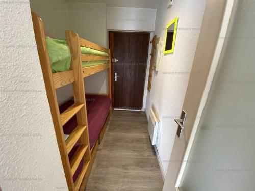 - un couloir avec 2 lits superposés dans une chambre dans l'établissement Studio cabine 4 pers, proche pistes, balcon, ascenseur, centre - FR-1-295-181, aux Angles