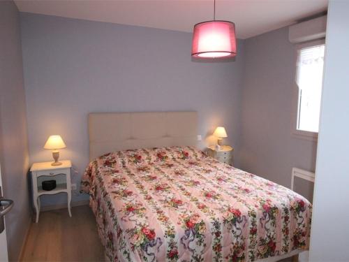 um quarto com uma cama e duas mesas com candeeiros em Appartement Bagnères-de-Luchon, 2 pièces, 4 personnes - FR-1-313-174 em Luchon