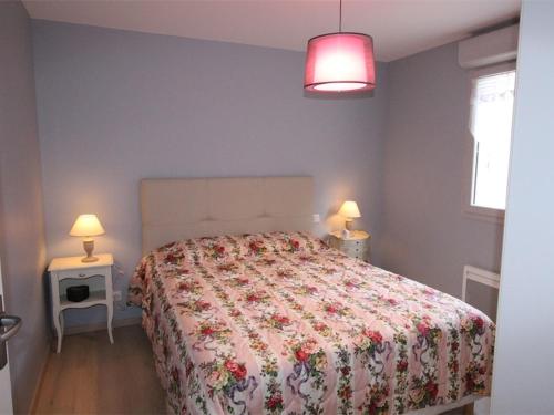 - une chambre avec un lit et 2 tables avec des lampes dans l'établissement Charmant T2 à Luchon - 46m², Balcon Sud-Est, proche thermes, idéal 4 pers, tout confort. - FR-1-313-174, à Luchon