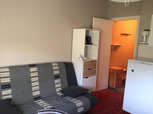 - un salon avec un canapé et un réfrigérateur dans l'établissement Appartement cosy à la Pierre St Martin - 4 pers, au pied des pistes, parking gratuit - FR-1-602-90, à Arette