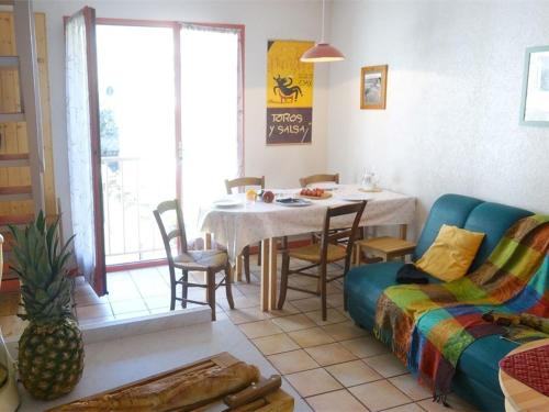 un salon avec une table et un canapé dans l'établissement Duplex à Luchon, 2 chambres, 4 pers, proche thermes et téléphérique, animaux admis - FR-1-313-190, à Luchon