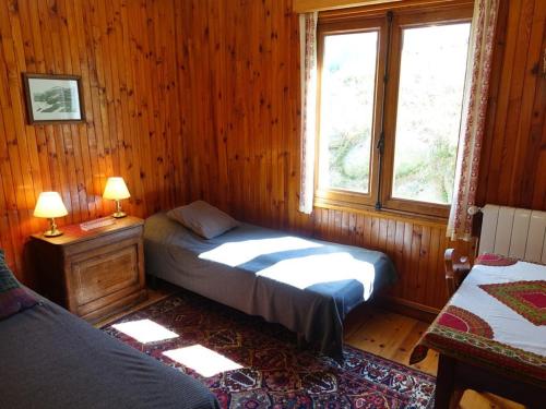 Schlafzimmer mit einem Bett und einem Fenster in der Unterkunft Chalet Arêches-Beaufort, 5 pièces, 6 personnes - FR-1-342-225 in Beaufort