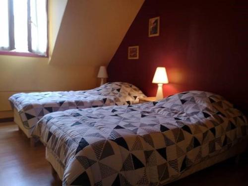 une chambre avec deux lits et une fenêtre dans l'établissement Duplex à Luchon, 2 chambres, 4 pers, proche thermes et téléphérique, animaux admis - FR-1-313-190, à Luchon