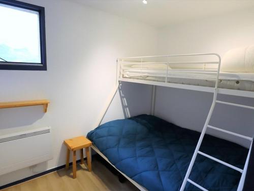 um quarto com um beliche e uma almofada azul em Appartement Arêches-Beaufort, 2 pièces, 5 personnes - FR-1-342-250 em Beaufort